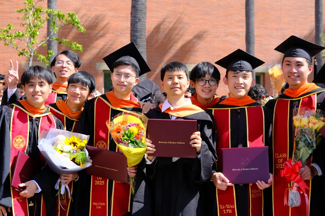 Frank(中)與 USC EE Class of 2025 同學的畢業典禮合照